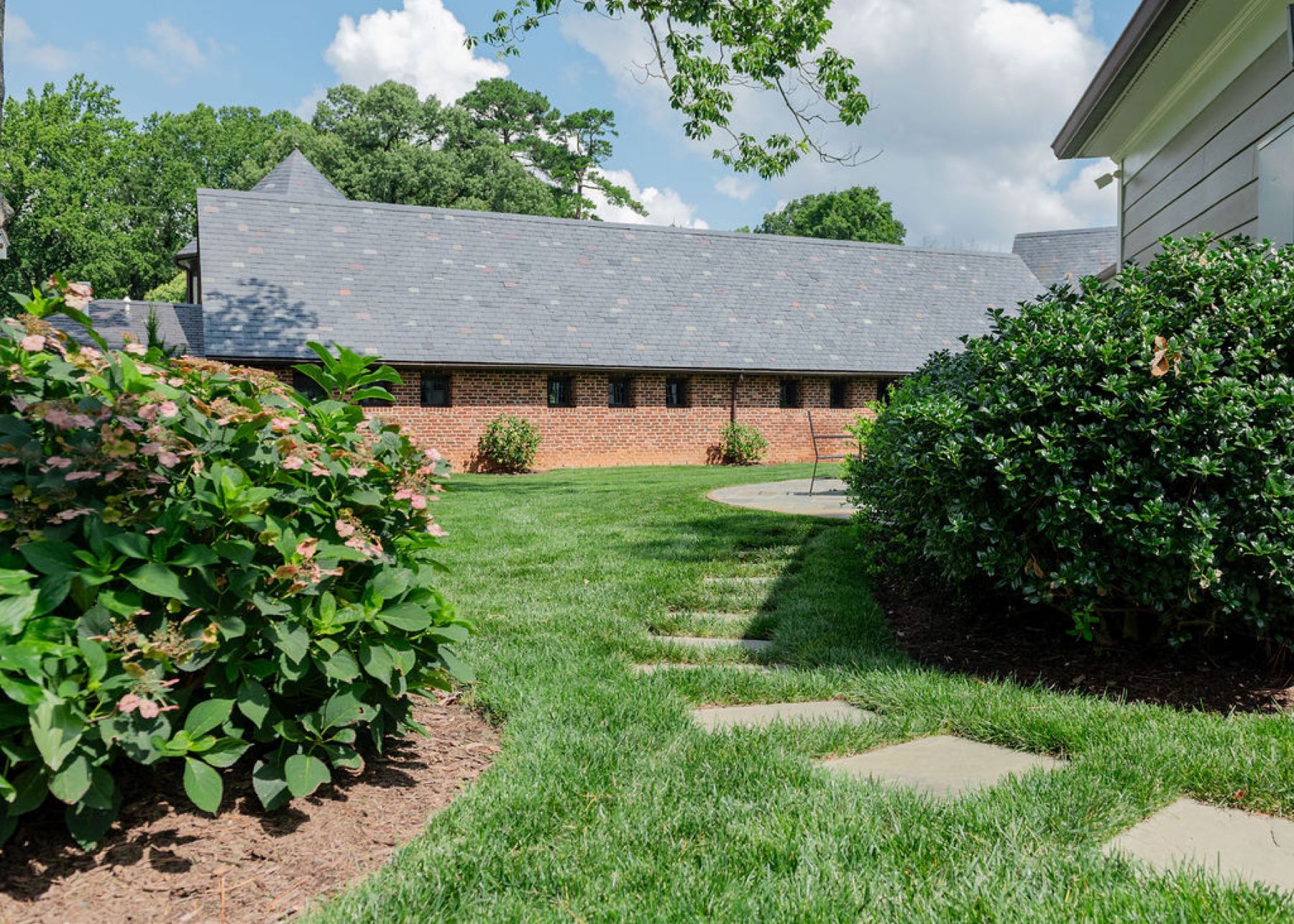 Side yard stepping stone path
